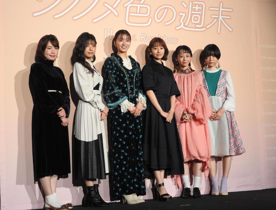 　公開初日を迎え笑顔を見せる（左から）穐山茉由監督、佐藤ミキ、岡崎紗絵、桜井玲香、三戸なつめ、中井友望