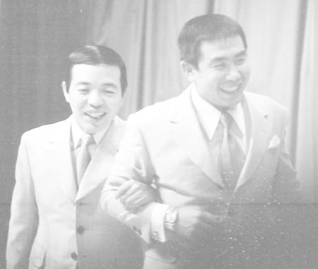 　コメディＮｏ．１の坂田利夫（左）と前田五郎さん＝７１年１１月２９日