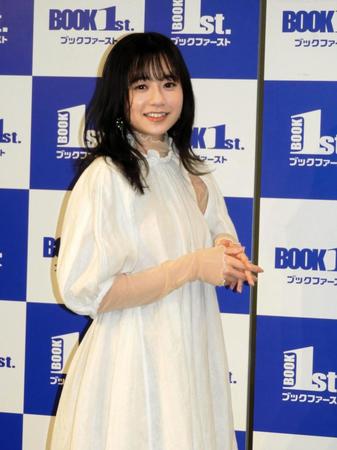 白のワンピース姿で登場した伊藤萌々香＝都内