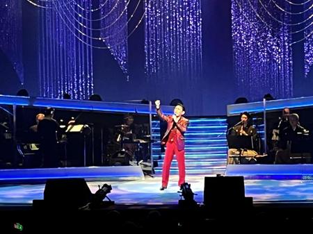 　熱唱する福田こうへい