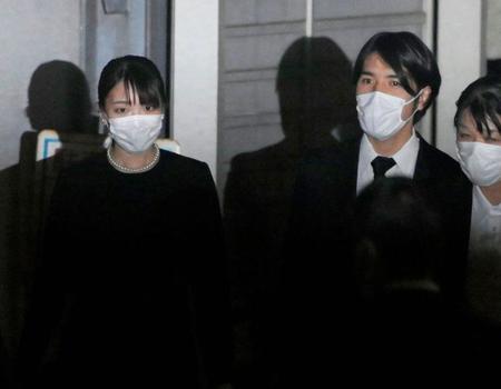 　死去した川嶋辰彦さんの家族葬の参列を終えた小室眞子さんと夫の圭さん＝６日夜、東京都新宿区