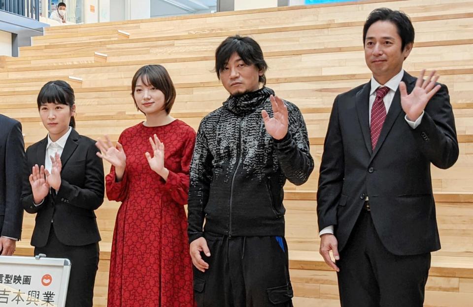 　製作発表に出席した（右から）チュートリアル・徳井義実、立川晋輔監督、太田夢莉、辻凪子＝奈良県三郷町立三郷中学校