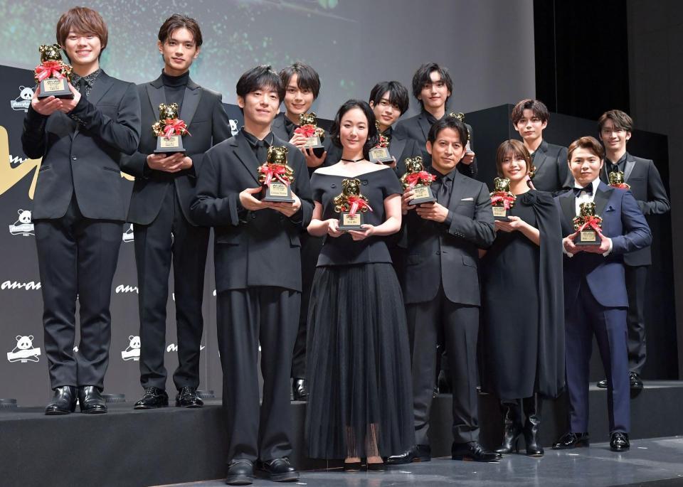 　笑顔で記念写真に納まる（前列左から）ＤＪ松永、黒木華、岡田准一、阿部詩選手、阿部一二三選手、（後列左から）なにわ男子の大橋和也、高橋恭平、大西流星、西畑大吾、道枝駿佑、長尾謙杜、藤原丈一郎＝東京・渋谷ストリームホール（撮影・伊藤笙子）