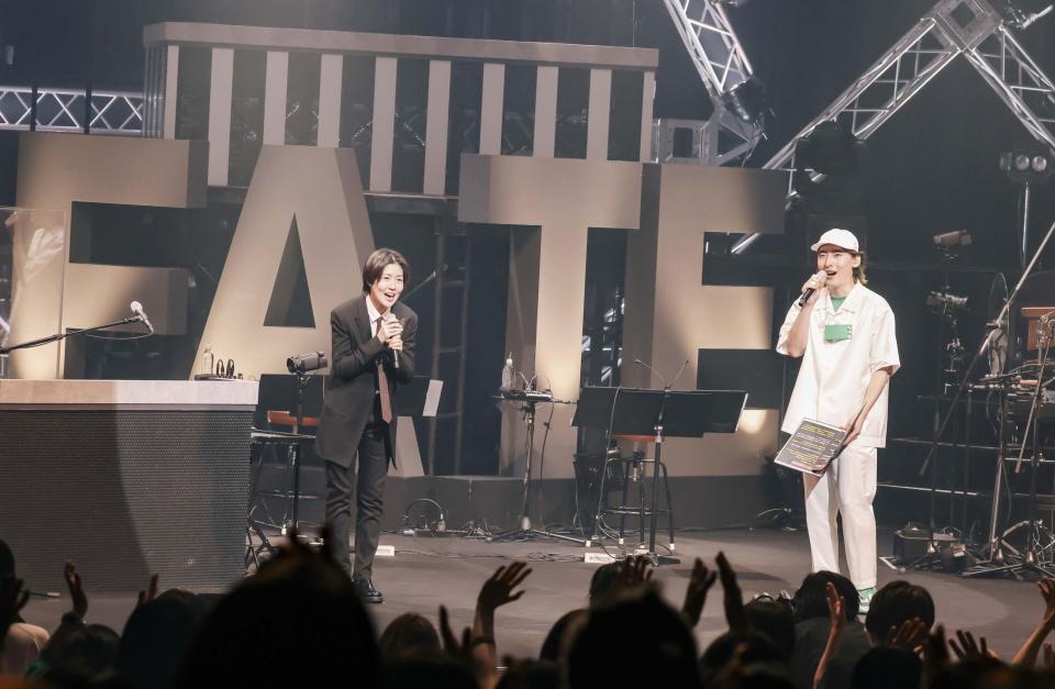 　ビッケブランカ（右）のツアーファイナルを祝福したシム・ウンギョン＝東京・ＬＩＮＥ　ＣＵＢＥ　ＳＨＩＢＵＹＡ