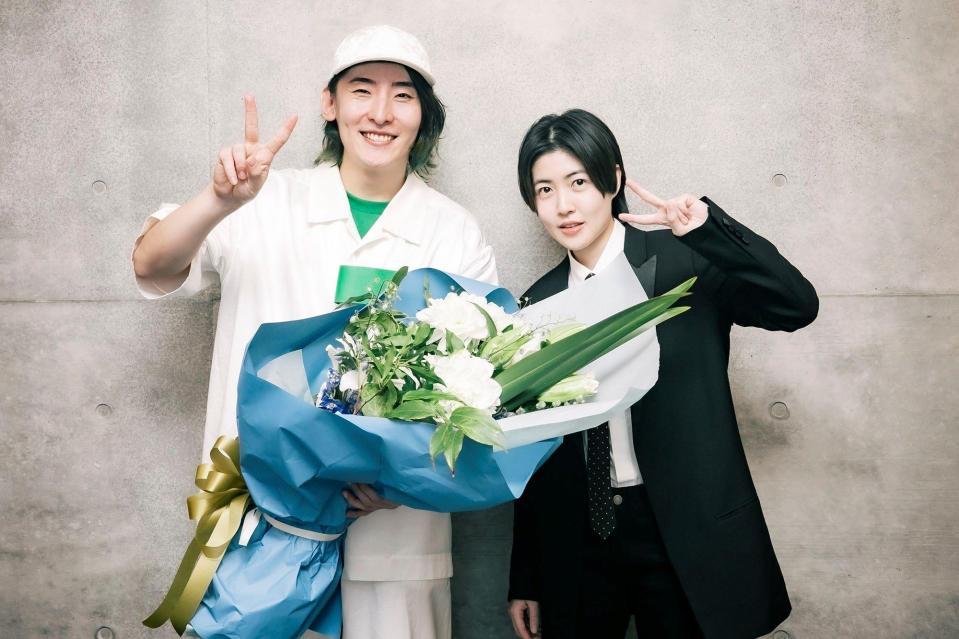 　ビッケブランカ（左）のツアーファイナルを祝福したシム・ウンギョン＝東京・ＬＩＮＥ　ＣＵＢＥ　ＳＨＩＢＵＹＡ