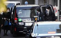 　死去した川嶋辰彦さんの家族葬の参列に訪れた小室眞子さん（左）と夫の圭さん（右）＝６日午後、東京都新宿区