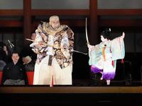 「京都平安大使就任記念　市川海老蔵　平安神宮特別記念公演」の「橋弁慶」で共演した市川海老蔵（左）と長男の堀越勸玄