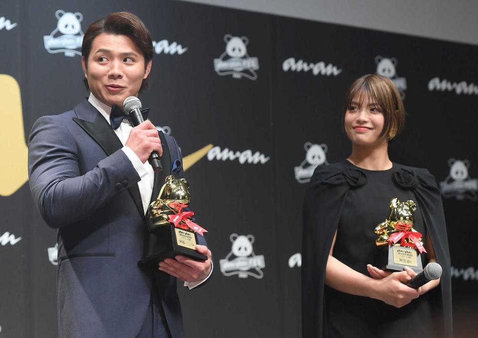 　受賞の喜びを語る柔道男子の阿部一二三選手（左）と同女子の阿部詩選手