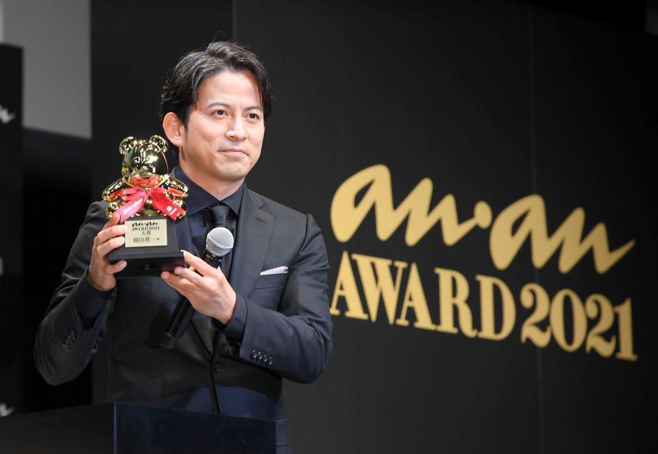 　「ａｎａｎ　ＡＷＡＲＤ　２０２１」の大賞に輝いた岡田准一＝東京・渋谷ストリームホール（撮影・伊藤笙子）
