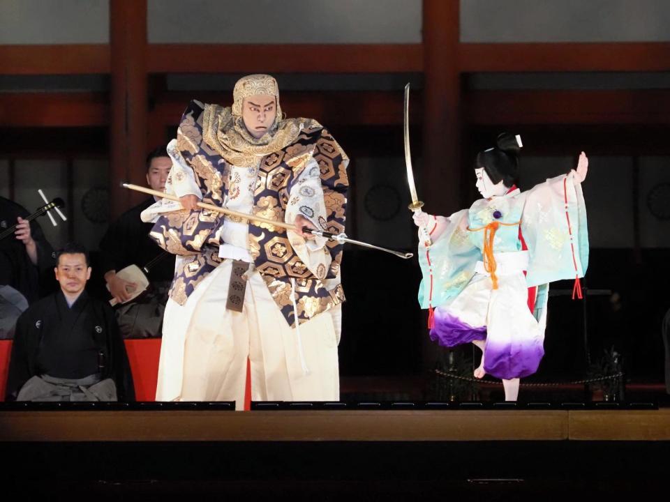 「京都平安大使就任記念　市川海老蔵　平安神宮特別記念公演」の「橋弁慶」で共演した市川海老蔵（左）と長男の堀越勸玄