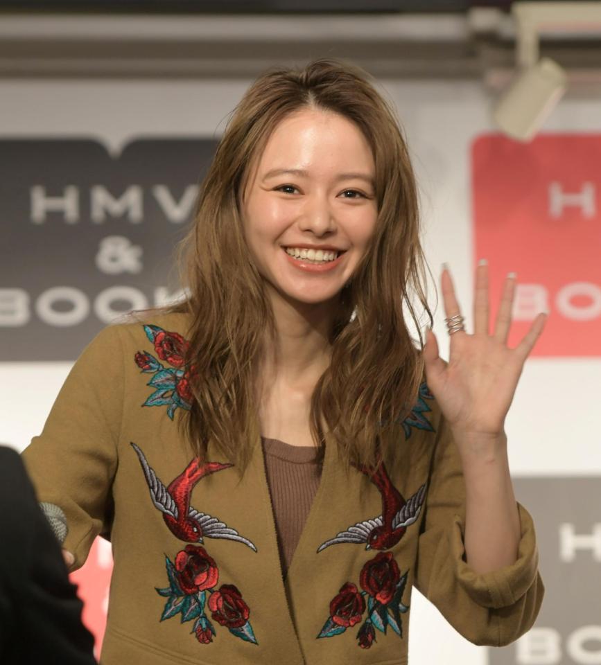 山本舞香 新作カレンダーで見せブラ披露「すっごい狙いました