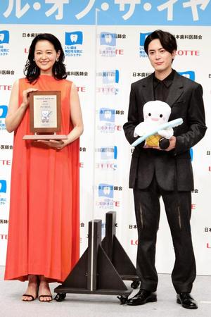 授賞式で笑顔を見せる黒谷友香（左）と間宮祥太朗