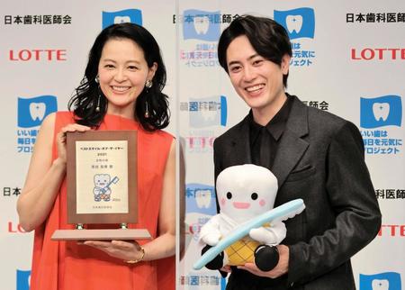 授賞式で笑顔を見せる黒谷友香（左）と間宮祥太朗