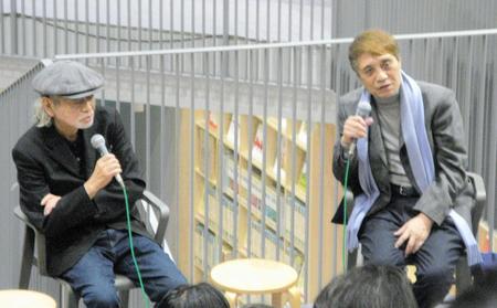 トークショーを行った細野晴臣（左）と安藤忠雄氏＝大阪市北区