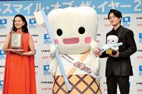 授賞式に出席した黒谷友香（左）と間宮祥太朗