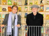 トークショーを行った細野晴臣（右）と安藤忠雄氏＝大阪市北区