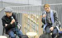 トークショーを行った細野晴臣（左）と安藤忠雄氏＝大阪市北区