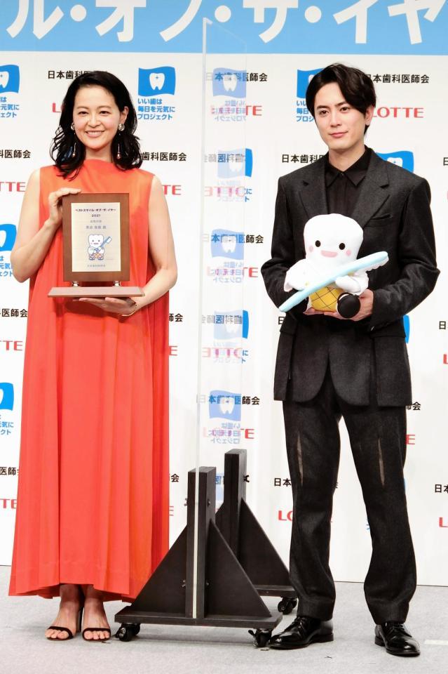 授賞式で笑顔を見せる黒谷友香（左）と間宮祥太朗