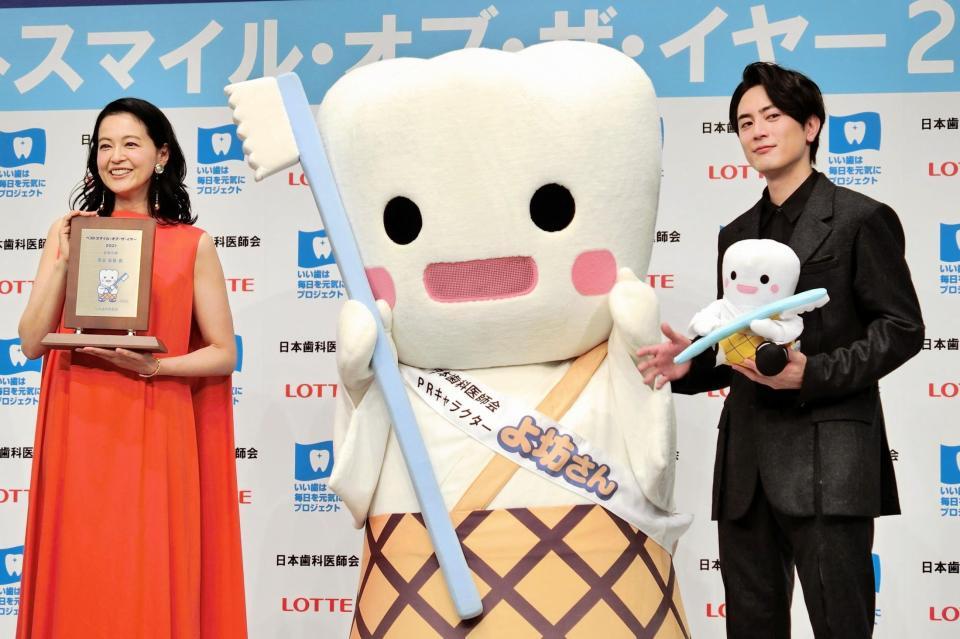 授賞式に出席した黒谷友香（左）と間宮祥太朗