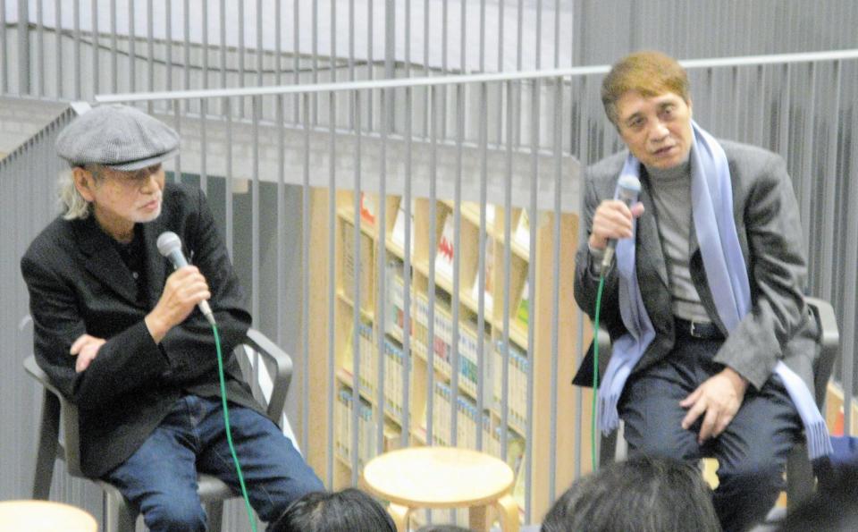 トークショーを行った細野晴臣（左）と安藤忠雄氏＝大阪市北区