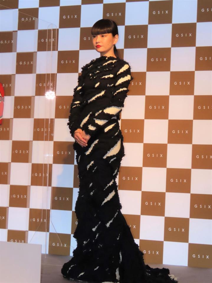 ロングドレスで登場した秋元梢＝東京・ＧＩＮＺＡ　ＳＩＸ　