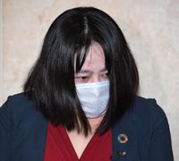 　囲み会見に応じる木下富美子都議