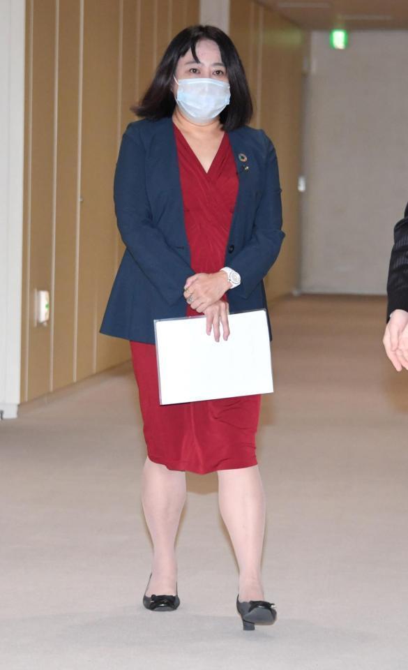 　議長室を出る木下富美子都議