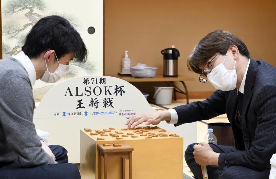 　感想戦で対局を振り返る藤井三冠（左）と羽生九段（日本将棋連盟提供）