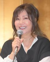 　笑顔で会見する小川菜摘（撮影・吉澤敬太）