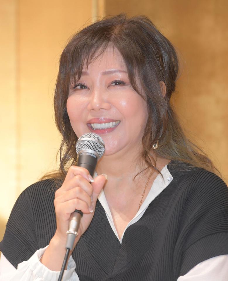 　笑顔で会見する小川菜摘（撮影・吉澤敬太）