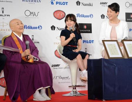 イベントで本田紗来（中央）の可愛らしい発言に笑顔を見せる瀬戸内寂聴さん（左）と松坂慶子（２０１５年撮影）