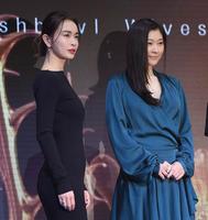 　「Ｎｅｔｆｌｉｘフェスティバル２０２１」ライブアクションＤＡＹに登場した長谷川京子（左）と篠原涼子＝都内（撮影・伊藤笙子）