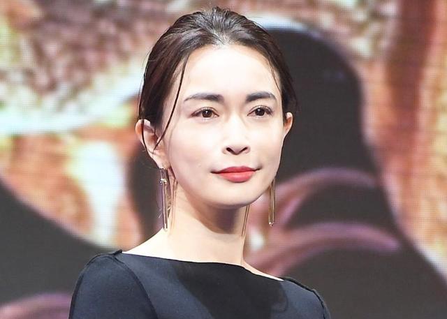 長谷川京子 背中大きく開いた黒ドレス 細身にピタリ「なんて美しい背中