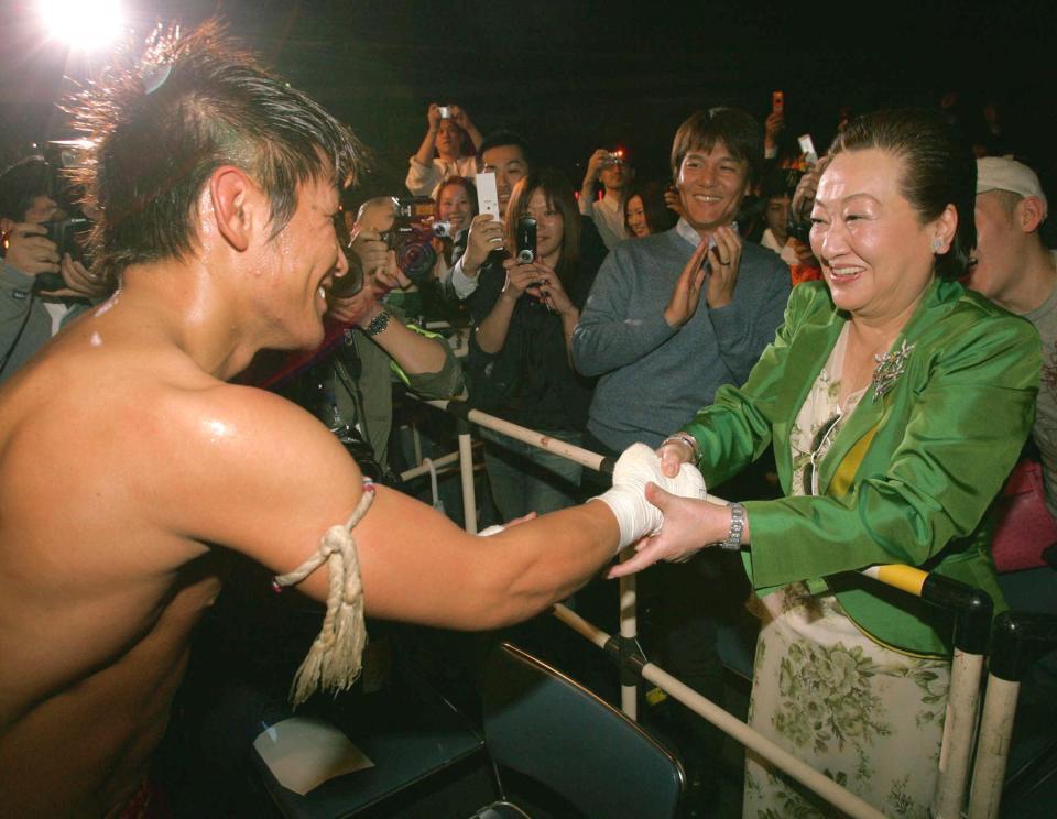　魔裟斗（左）の勝利を祝う＝２００６年４月