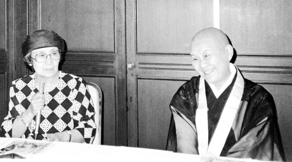 ミヤコ蝶々さん（左）の会見に同席した瀬戸内寂聴さん＝１９８５年８月２３日