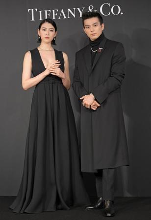 二人合わせて総額５億円のアクセサリーを身につけ登場した新田真剣佑（右）と三吉彩花＝ティファニー銀座本店（撮影・三好信也）