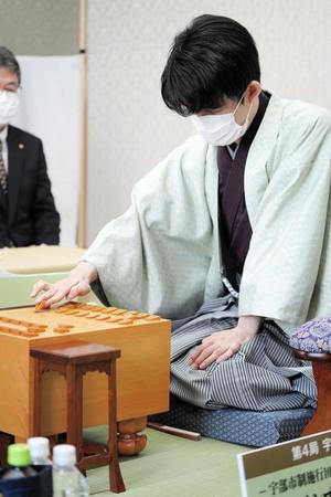 竜王戦第４局が始まった藤井聡太三冠（日本将棋連盟提供）