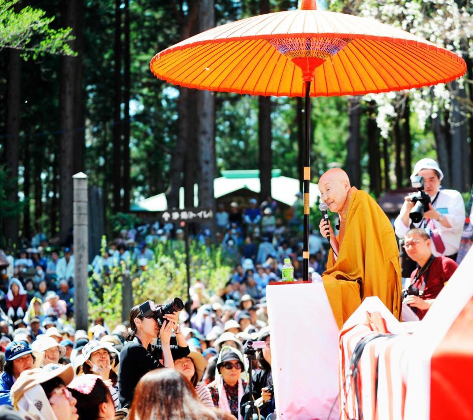 名誉住職を務める岩手県二戸市の天台寺で、特別法話を行う瀬戸内寂聴さん＝２０１７年５月　