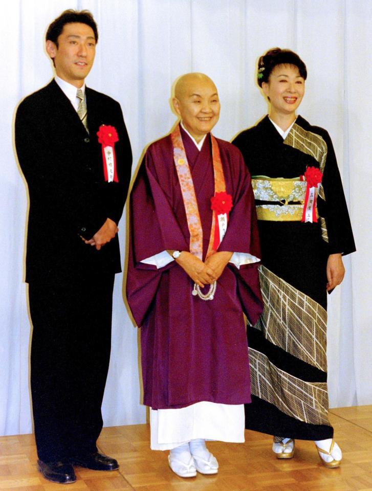 オーディオドラマ「源氏物語」の制作発表に中村橋之助（左）、三田佳子（右）と出席した瀬戸内寂聴さん＝１９９９年２月