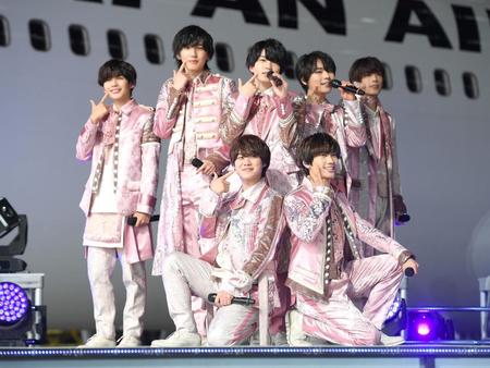 　ジャンボ機をバックに華々しいデビューを飾ったなにわ男子。（前列左から）大橋和也、藤原丈一郎、（後列左から）長尾謙杜、道枝駿佑、西畑大吾、大西流星、高橋恭平＝東京・羽田空港の日本航空格納庫（撮影・伊藤笙子）