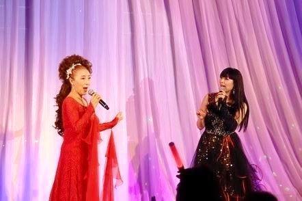 　デビュー１周年を記念するディナーショーを開催した三ツ屋亜美（写真右）と安倍理津子