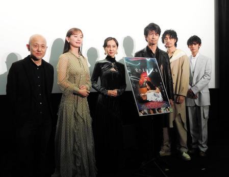 舞台あいさつに登場した（左から）万田邦敏監督、中村ゆり、杉野希妃、仲村トオル、斎藤工、藤原大祐＝東京都内