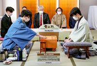 　竜王戦７番勝負の第４局で対局する豊島将之竜王（左）と藤井聡太三冠＝山口県宇部市（代表撮影）