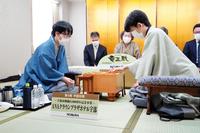 竜王戦第４局２日目が始まった藤井聡太三冠（右）と豊島将之竜王（日本将棋連盟提供）