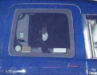 　タクシーで赤坂御用地を出発する小室眞子さん