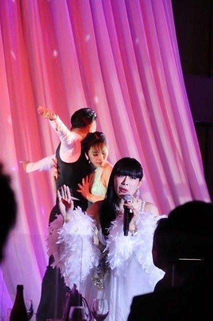 　デビュー１周年を記念するディナーショーを開催した三ツ屋亜美