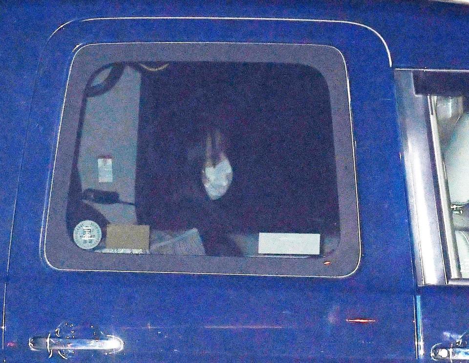 　タクシーで赤坂御用地を出発する小室眞子さん