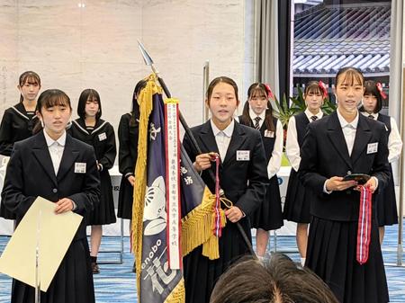 　「花の甲子園２０２１」で優勝し、校歌を歌う岐阜県立岐阜商業高校の（左から）古田羽菜さん、横山あこさん、松本夕奈さん