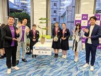 　「花の甲子園２０２１」に参加した（左から）配信ゲストの藤崎マーケット・田崎佑一、トキ、優勝した県立岐阜商業の古田羽菜さん、松本夕奈さん、横山あこさん、大会アンバサダーのＮＭＢ４８・梅山恋和、司会のＩＫＥＮＯＢＯＹＳ・齋官昌伍