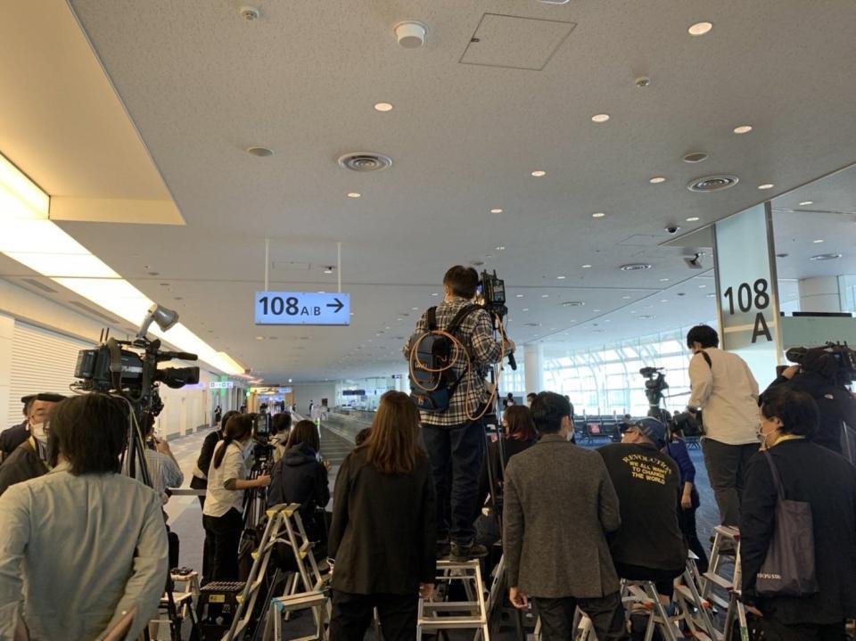 羽田空港に詰めかけた報道陣＝１４日午前